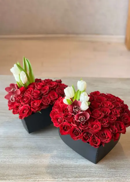 Red Roses Heart Box White Tulips Orchid UAE | صندوق قلب جوري أحمر مع توليب أبيض وأوركيد الإمارات