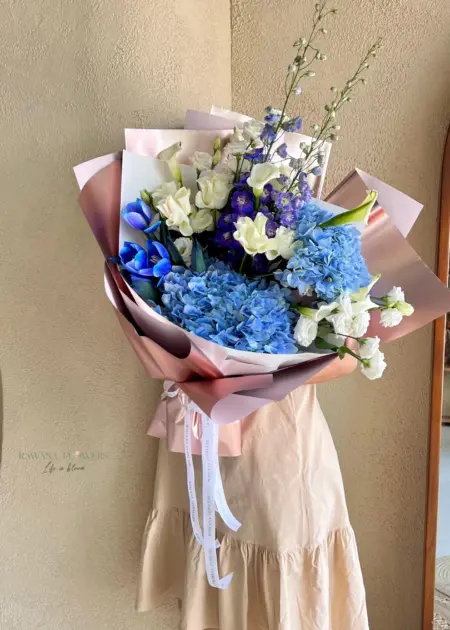 Blue Hydrangea & White Blooms Elegant Hand Bouquet Dubai | باقة يد أنيقة من الهيدرنجا الزرقاء والزهور البيضاء دبي