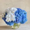 Blue Hydrangea & White Orchid Luxury Vase - Ras Al Khaimah | فازة فاخرة من الهيدرنجا الزرقاء والأوركيد الأبيض - رأس الخيمة