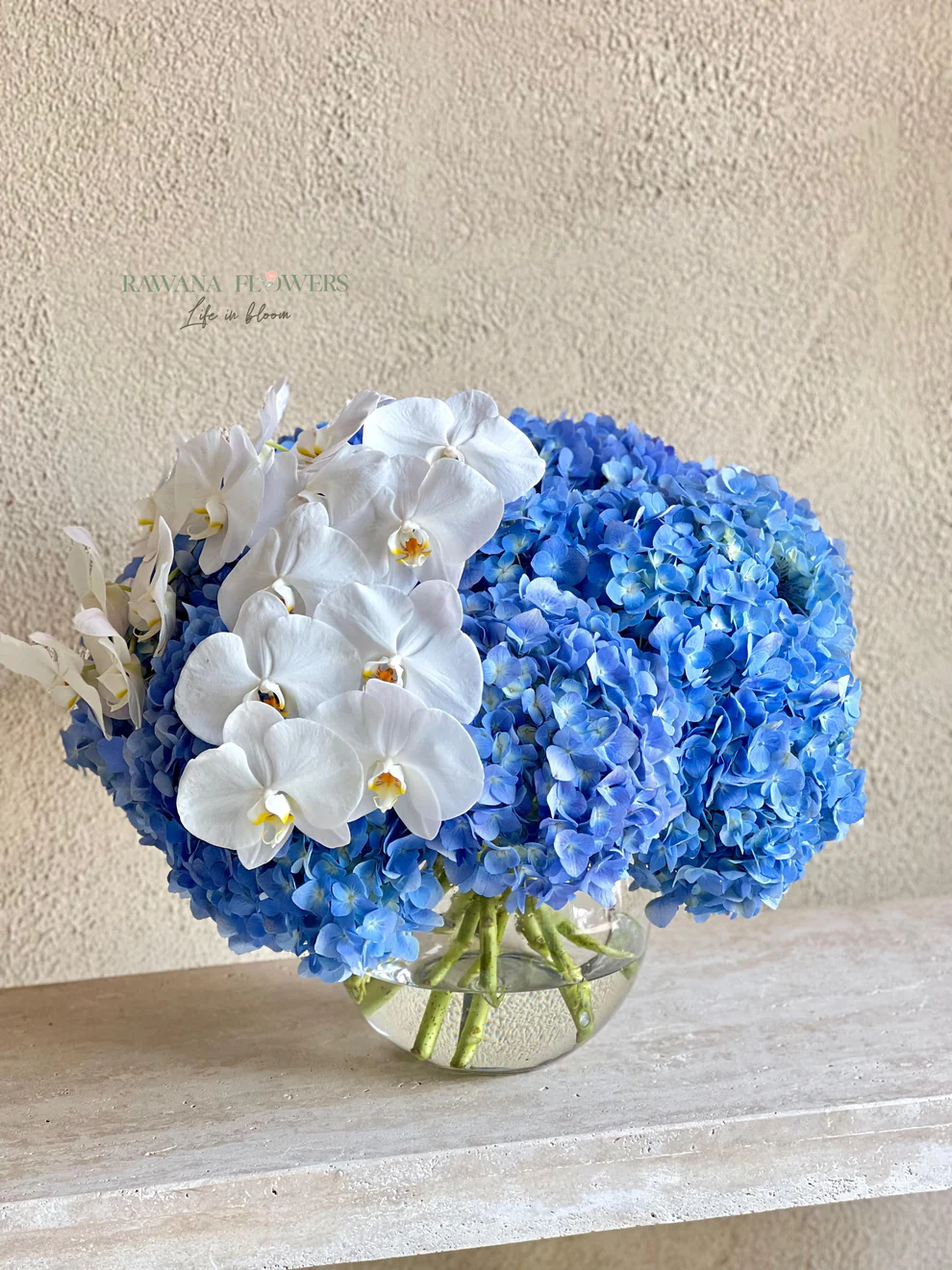 Blue Hydrangea & White Orchid Luxury Vase - Ras Al Khaimah | فازة فاخرة من الهيدرنجا الزرقاء والأوركيد الأبيض - رأس الخيمة