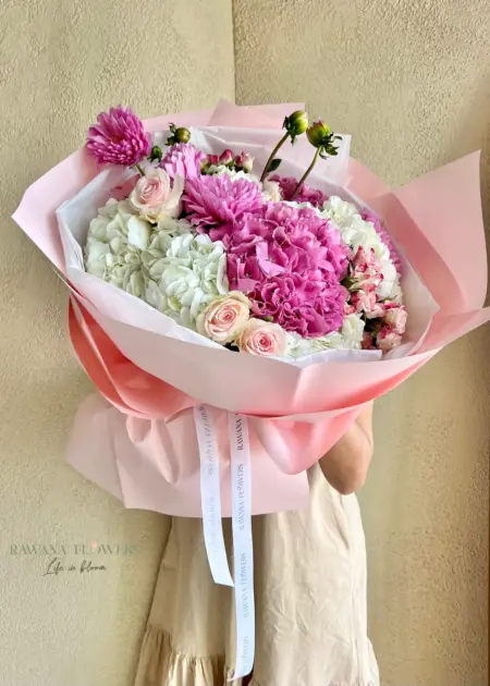 Blush Pink Hydrangea & Chrysanthemum Luxury Bouquet Dubai | باقة فاخرة من الهيدرنجا الوردية والكريزانتيم دبي