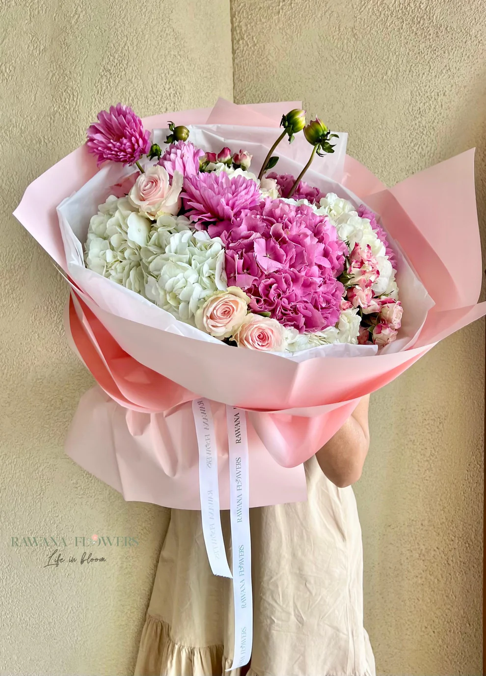 Blush Pink Hydrangea & Chrysanthemum Luxury Bouquet Dubai | باقة فاخرة من الهيدرنجا الوردية والكريزانتيم دبي