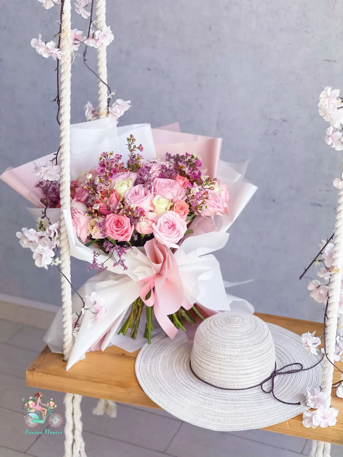 Blush Pink Roses & Garden Blooms Luxury Bouquet UAE | باقة يد فاخرة من الجوري الوردي وزهور الحديقة الإمارات