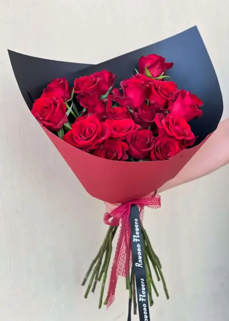 Classic Red Roses Hand Bouquet Two-Tone Wrap UAE | باقة جوري أحمر كلاسيكية بتغليف فاخر الإمارات