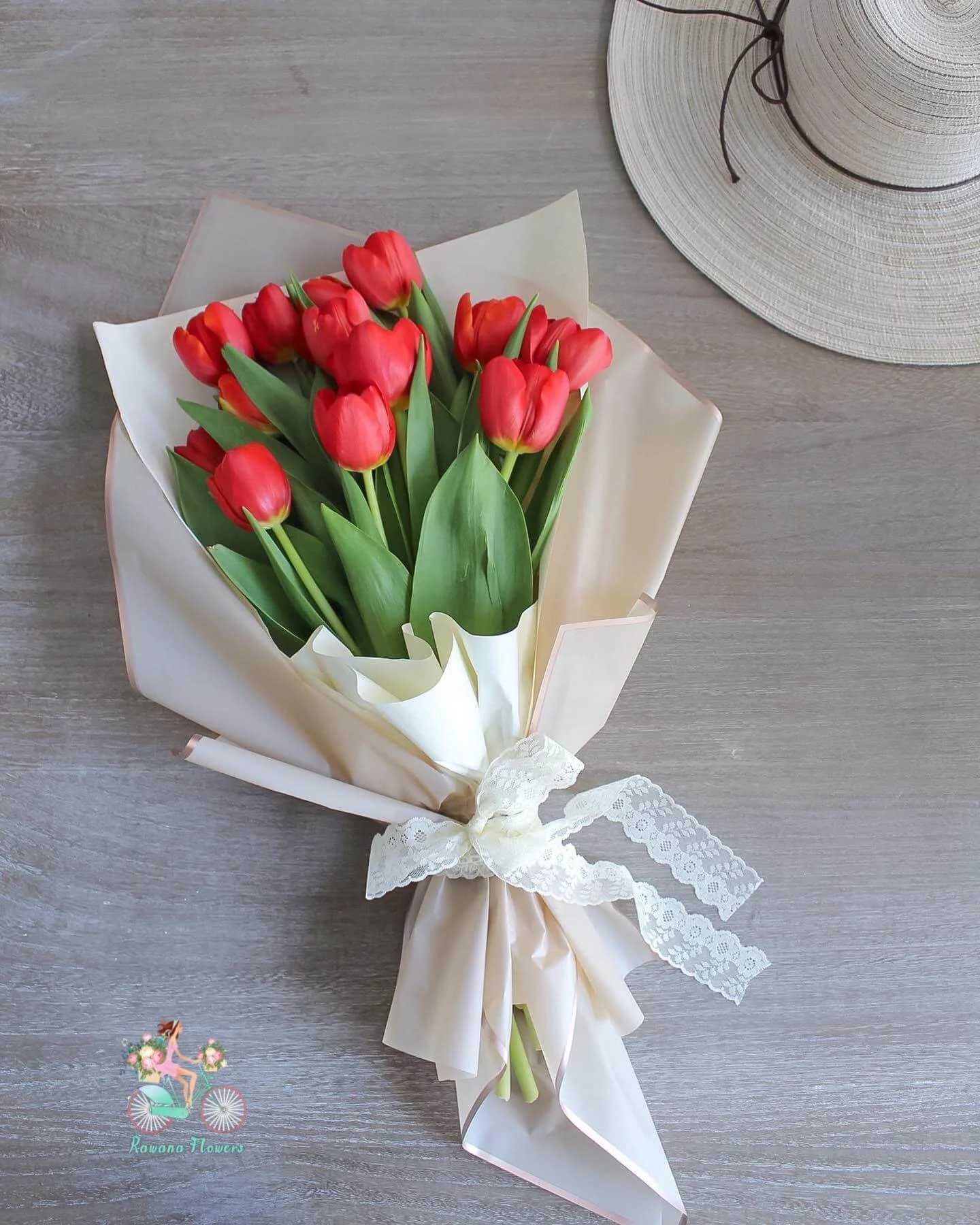 Classic Red Tulips Hand Bouquet White Wrap UAE | باقة توليب أحمر كلاسيكية بتغليف أبيض الإمارات