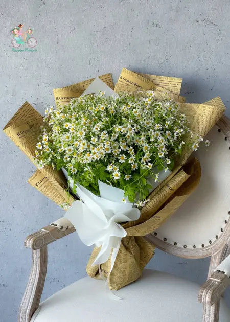 White Daisy Bouquet Vintage Newspaper Wrap Dubai | باقة ديزي بيضاء بتغليف ورق الصحف القديم دبي