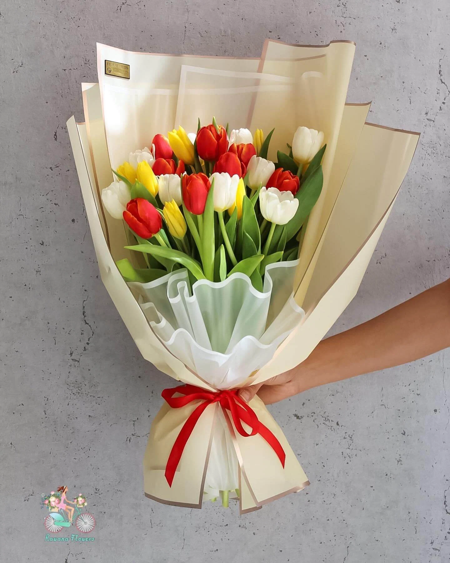 Colorful Mixed Tulips Hand Bouquet UAE | باقة توليب ملونة بتغليف كريمي أنيق الإمارات