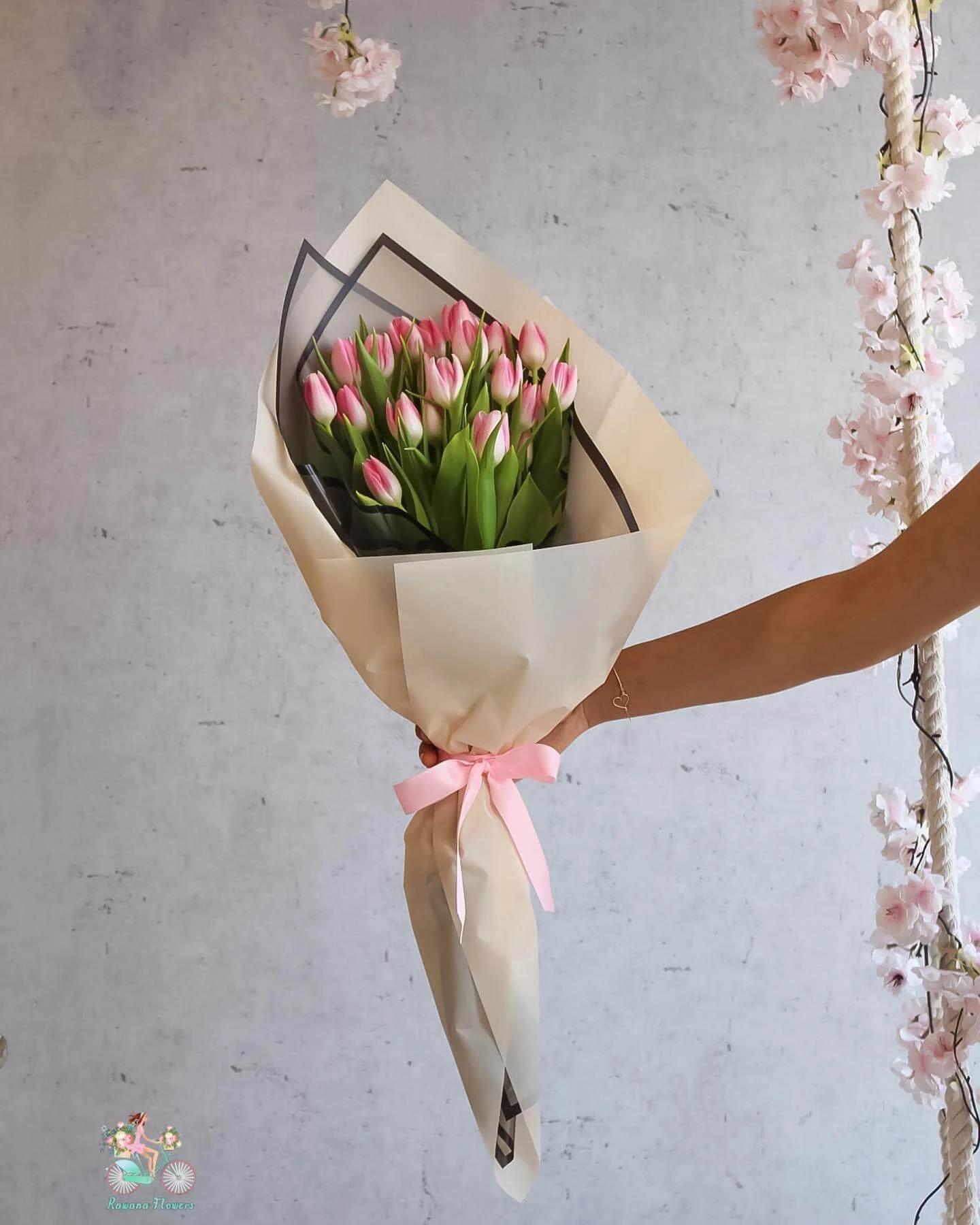 Delicate Pink Tulips Hand Bouquet RAK | باقة توليب وردي ناعمة بتغليف بيج عصري رأس الخيمة