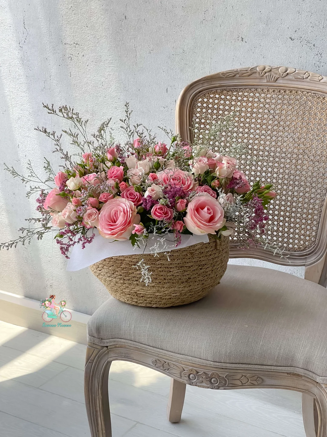 Elegant Pink Roses & Garden Blooms Basket Dubai | تنسيق سلة الجوري الوردي وزهور الحديقة دبي