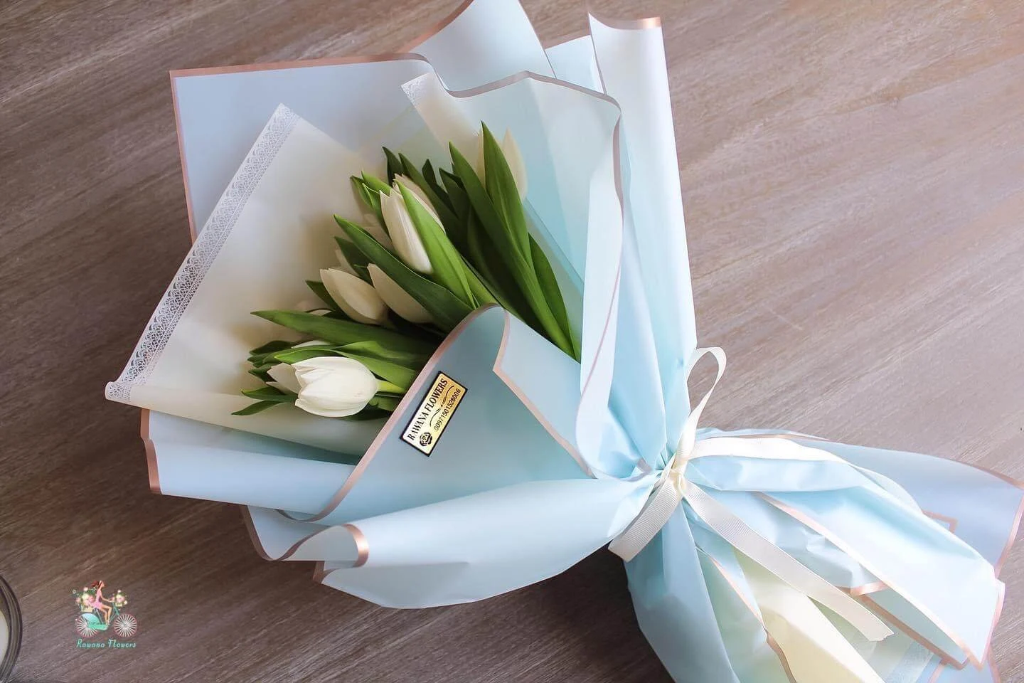 Elegant White Tulips Hand Bouquet UAE | باقة توليب أبيض أنيقة بتغليف أزرق فاتح الإمارات