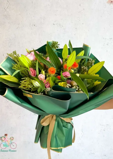 Mixed Lily & Roses Bouquet Emerald Wrap Dubai | باقة زنبق وجوري منوعة بتغليف أخضر زمردي دبي