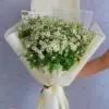 Fresh White Daisy Hand Bouquet UAE | باقة ديزي بيضاء نضرة بتغليف كريمي ناعم الإمارات