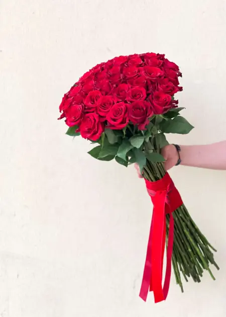 Grand Red Roses Hand Bouquet Satin Ribbon Dubai | باقة جوري أحمر كبيرة مع شريط ساتان دبي