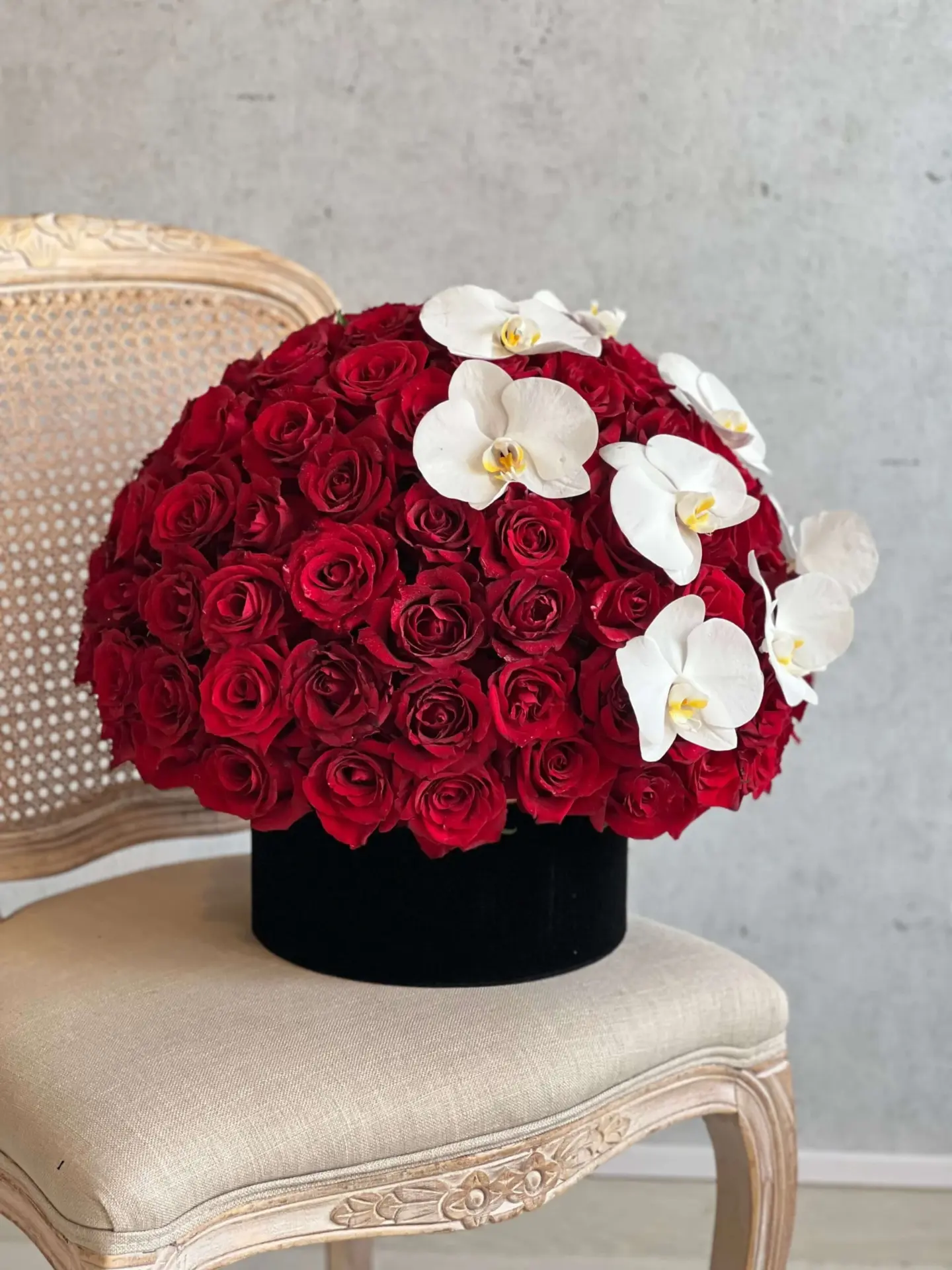 Luxury Red Roses Dome with White Orchid Dubai | قبة الجوري الأحمر الفاخرة مع لمسات الأوركيد الأبيض دبي