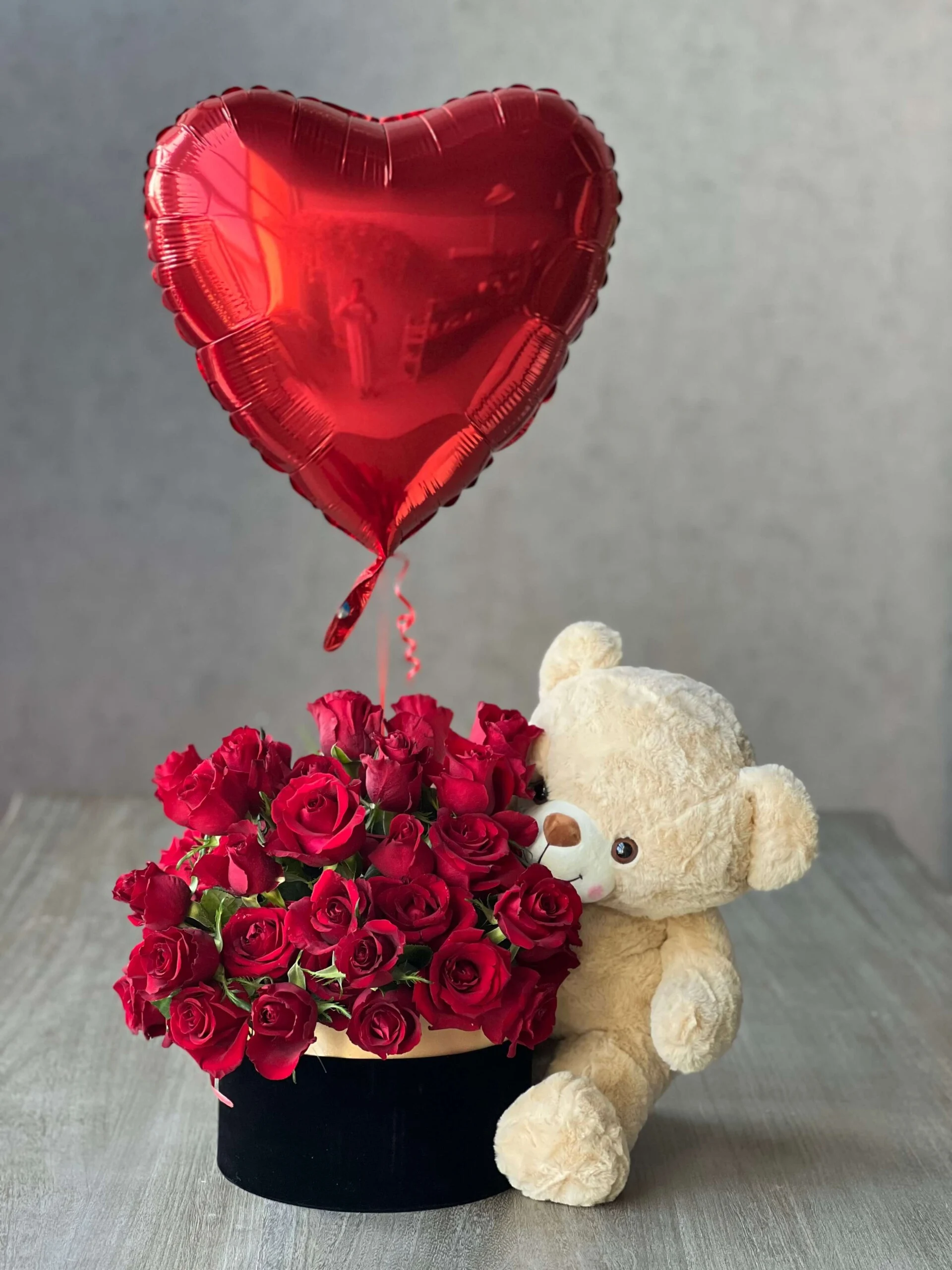 Red Roses Gift Box Teddy Heart Balloon RAK | صندوق هدايا جوري أحمر مع دبدوب وبالون قلب رأس الخيمة