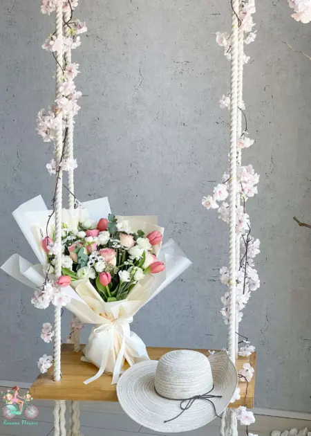 Soft Peach Tulips & White Roses Bouquet Dubai | باقة يد أنيقة من التوليب الخوخي والجوري الأبيض دبي