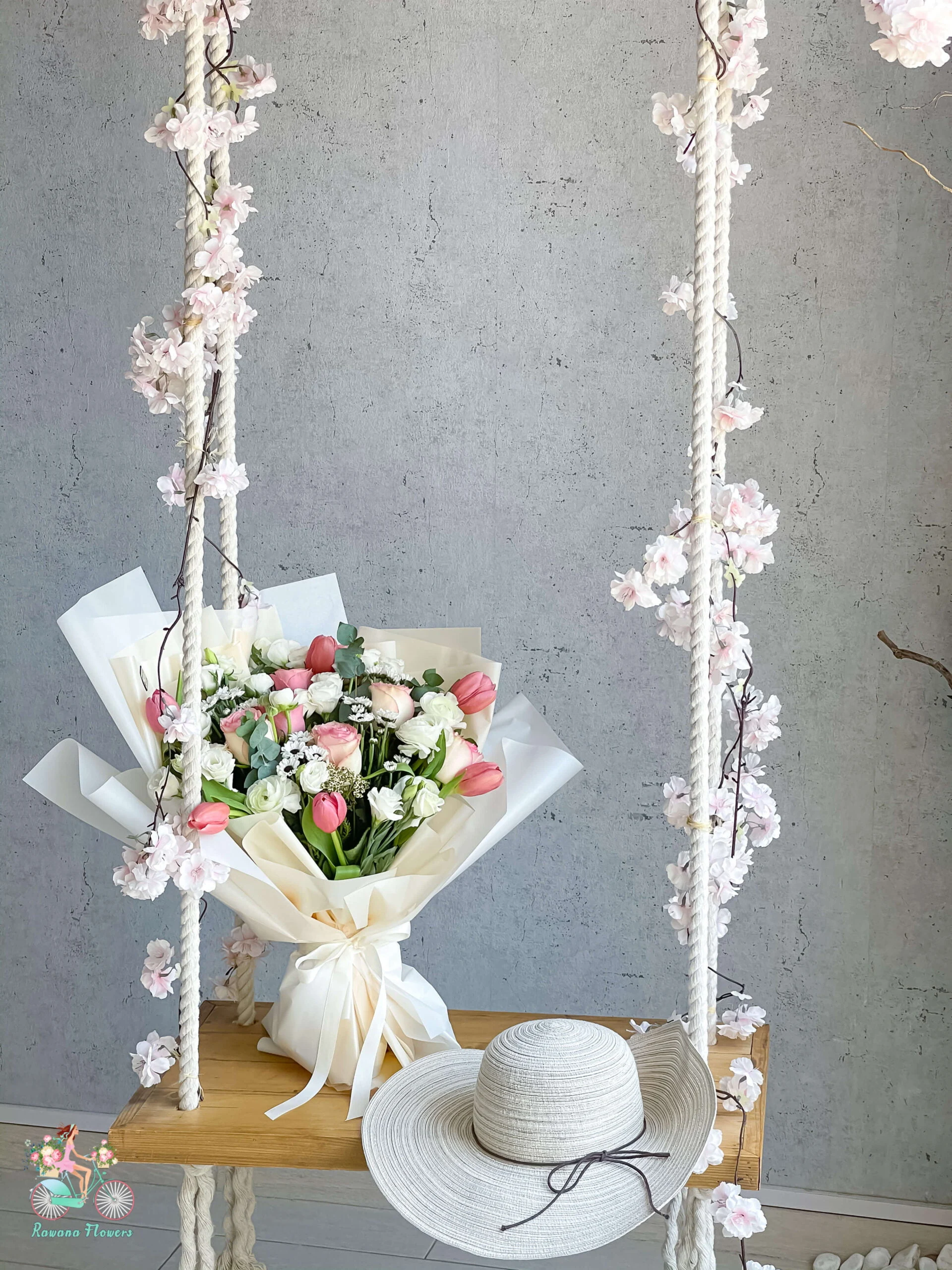 Soft Peach Tulips & White Roses Bouquet Dubai | باقة يد أنيقة من التوليب الخوخي والجوري الأبيض دبي